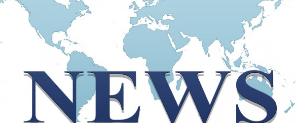 News-Schrift vor Weltkarte (Quelle: pixabay.com)