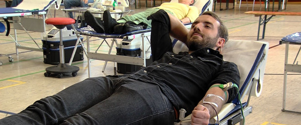 Mann beim Blutspenden (Quelle: RIK)